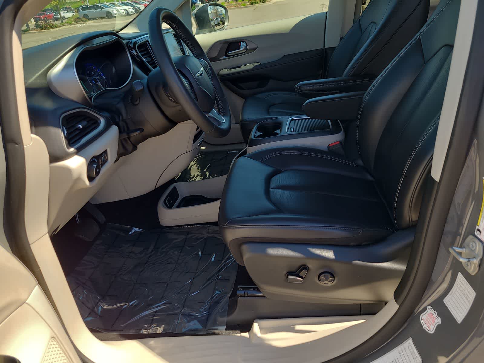 Thumbnail: 2023 Chrysler Pacifica - 19