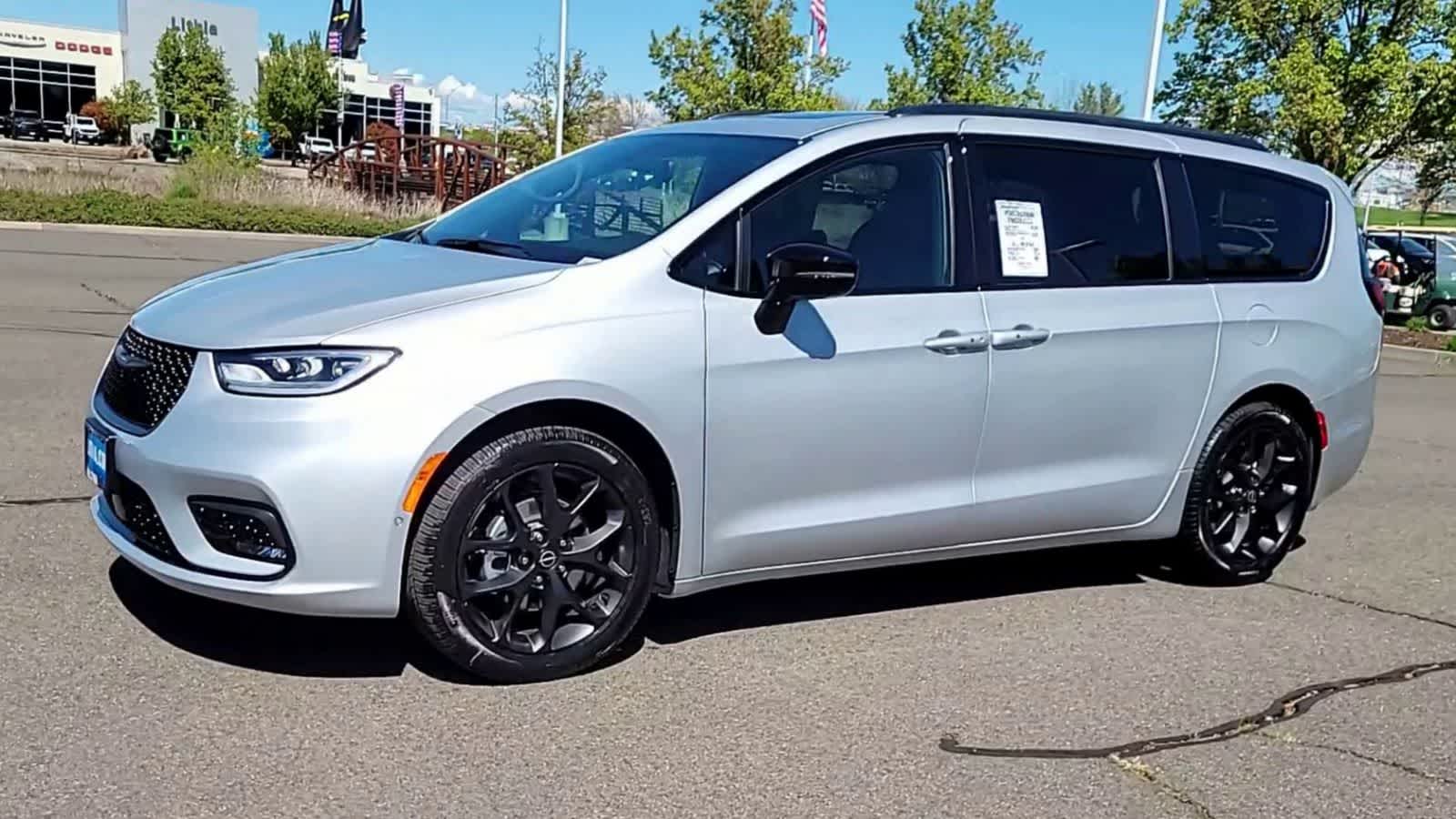 Thumbnail: 2026 Chrysler Pacifica - 4