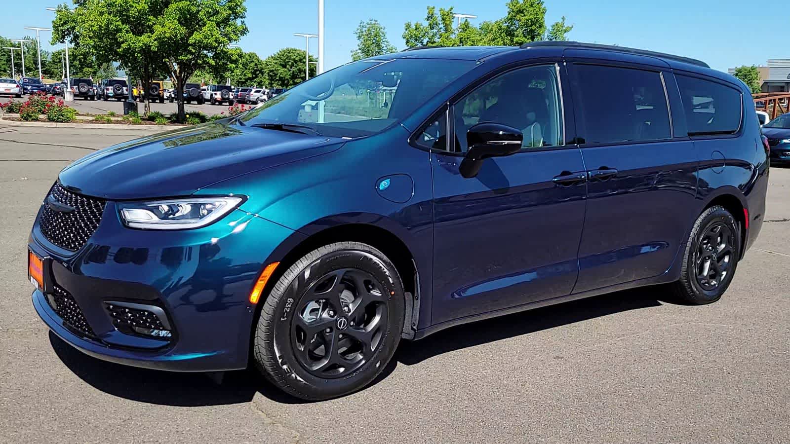 Thumbnail: 2025 Chrysler Pacifica - 4