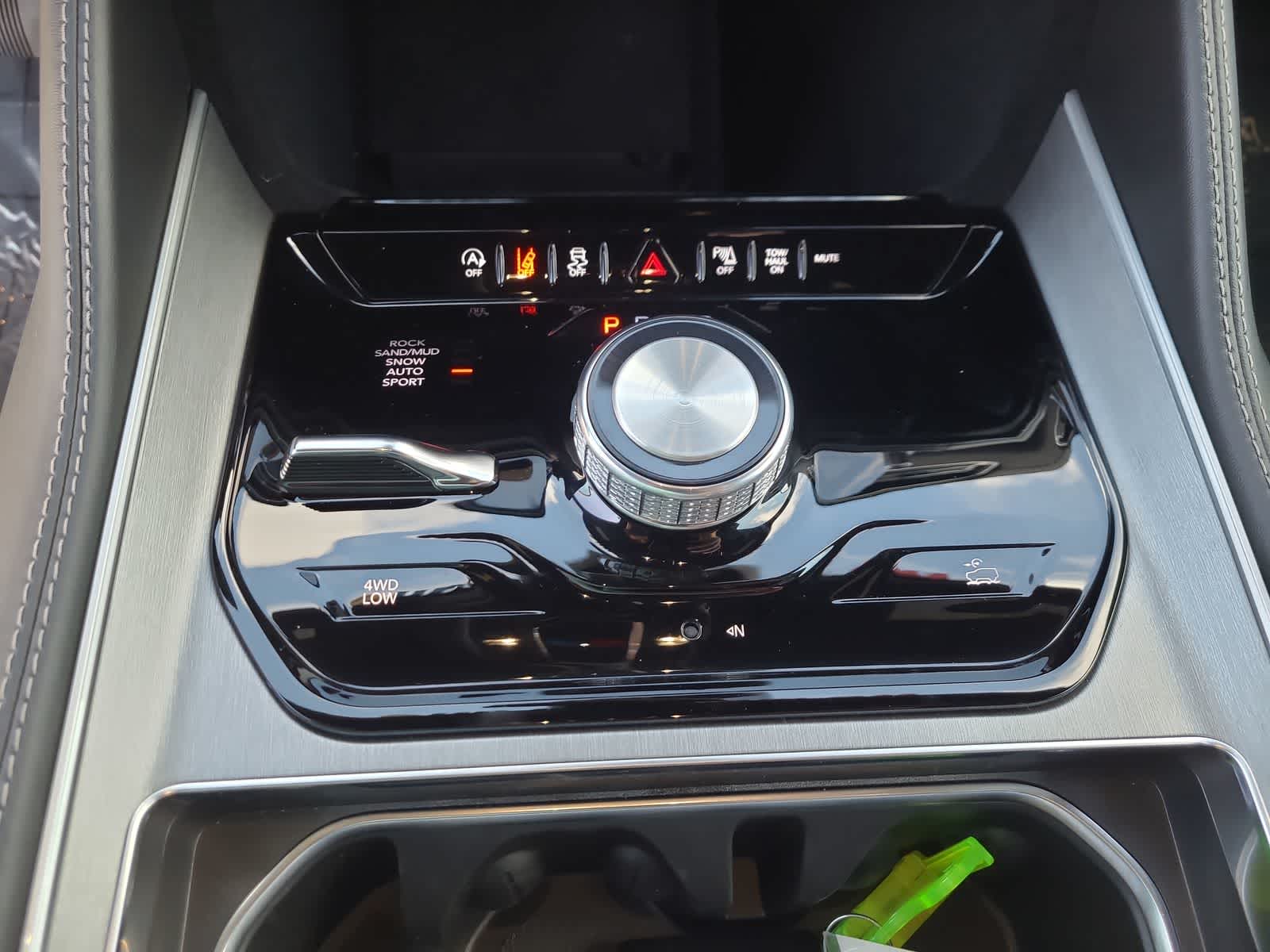 Thumbnail: 2025 Jeep Wagoneer - 25