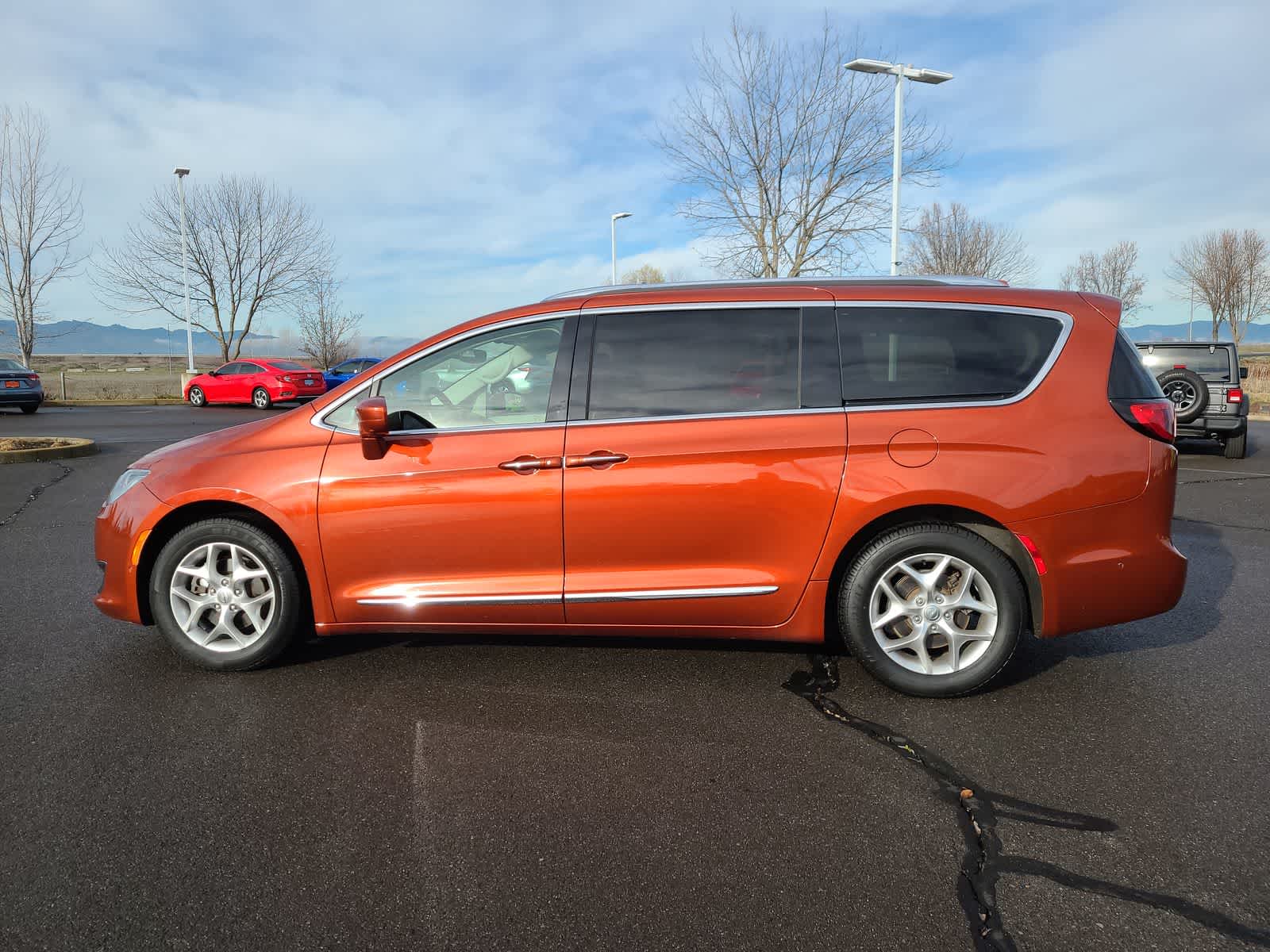 Thumbnail: 2018 Chrysler Pacifica - 11