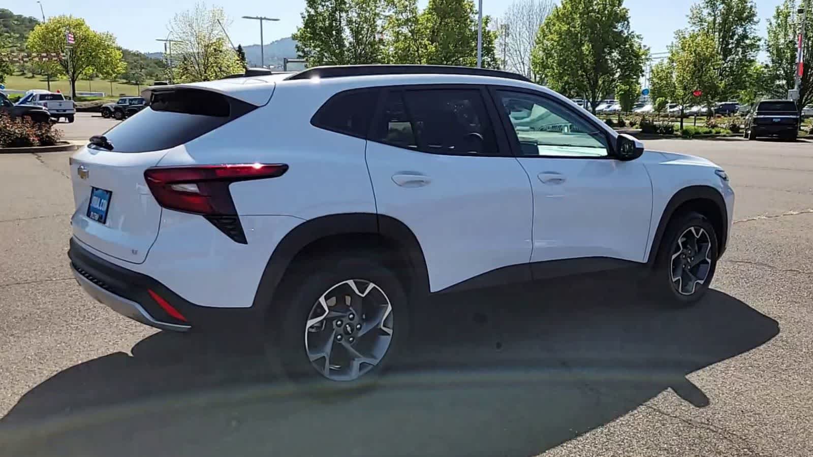 Thumbnail: 2025 Chevrolet Trax - 8