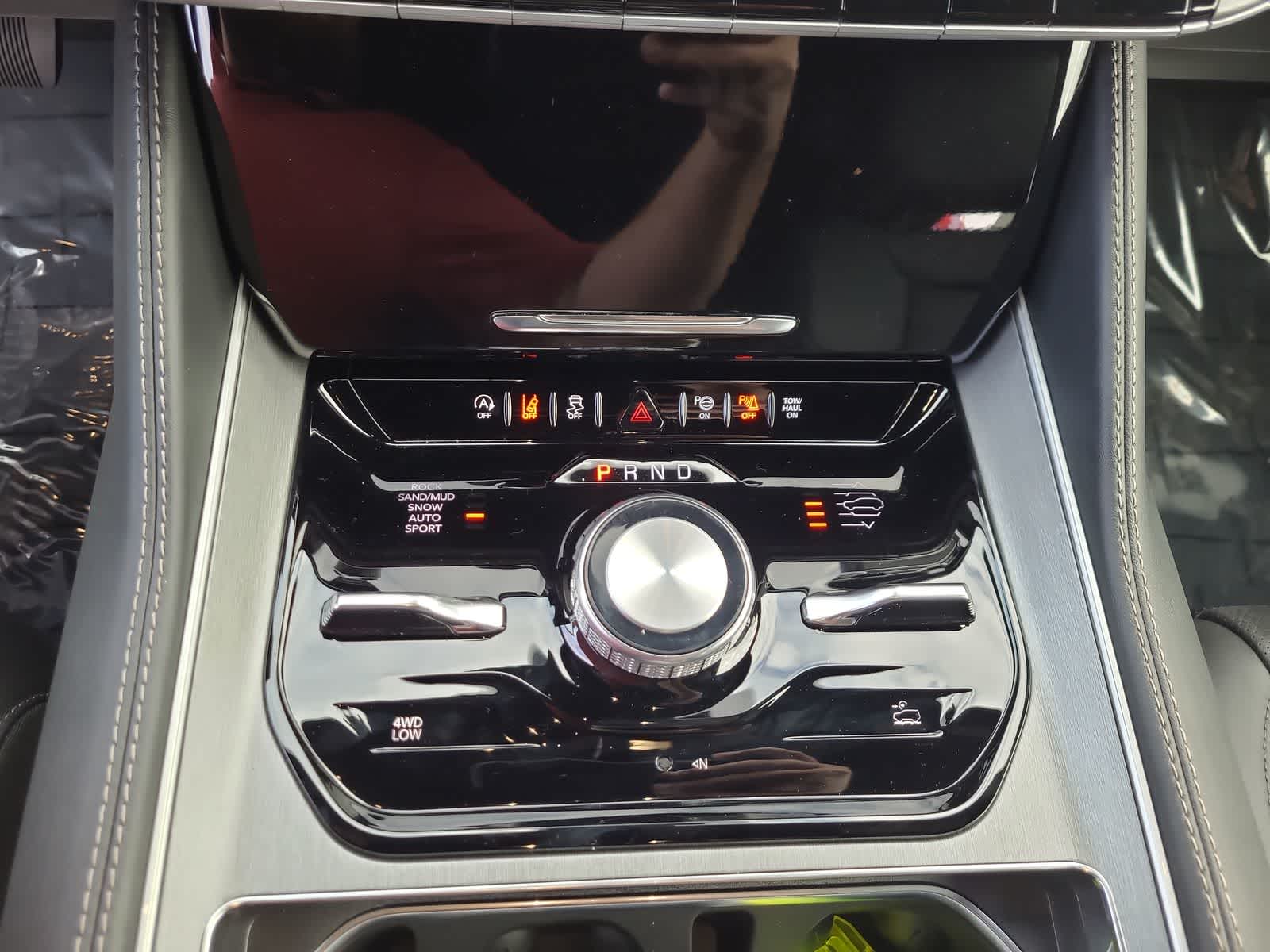 Thumbnail: 2025 Jeep Wagoneer - 25