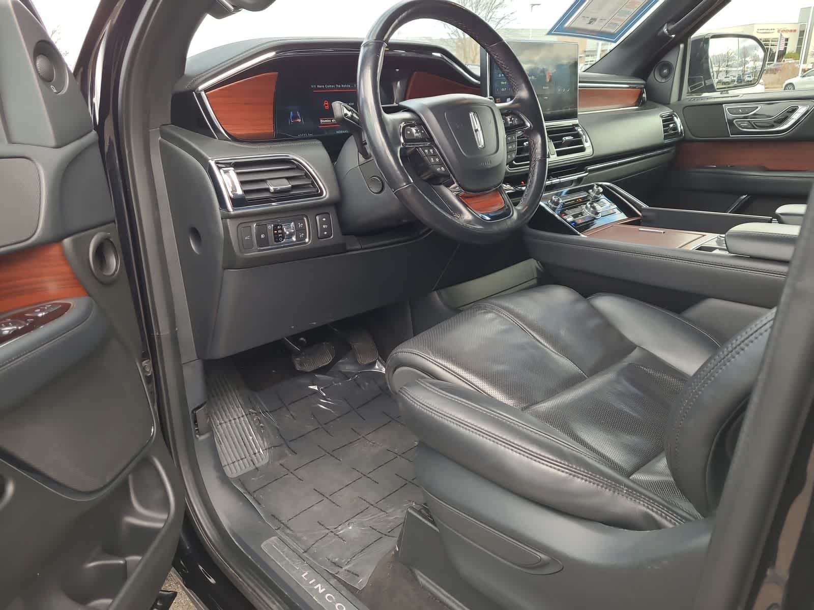 Thumbnail: 2023 Lincoln Navigator - 10