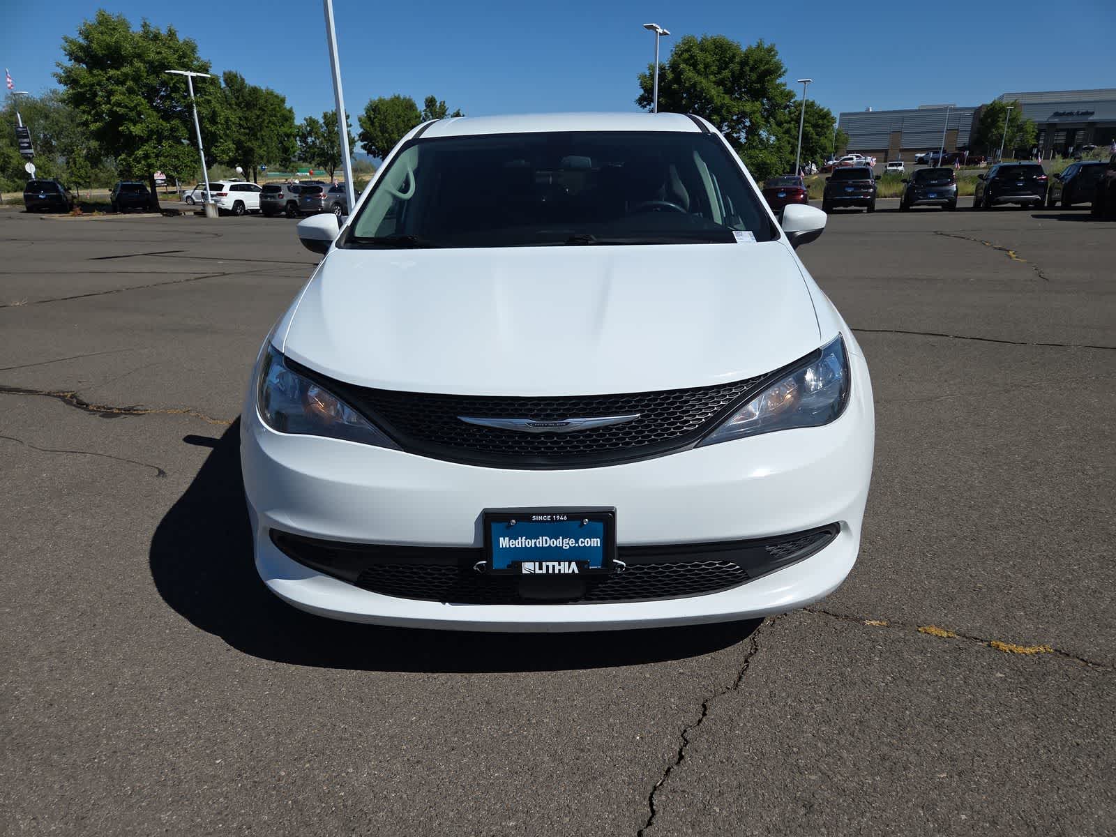 Thumbnail: 2022 Chrysler Voyager - 13