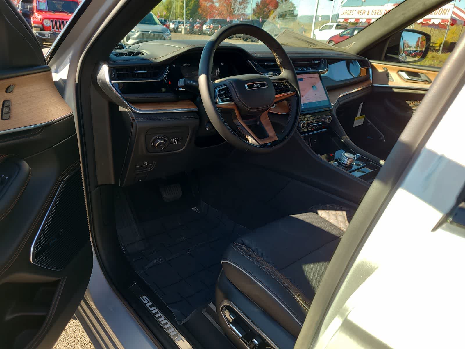 Thumbnail: 2025 Jeep Grand Cherokee - 10