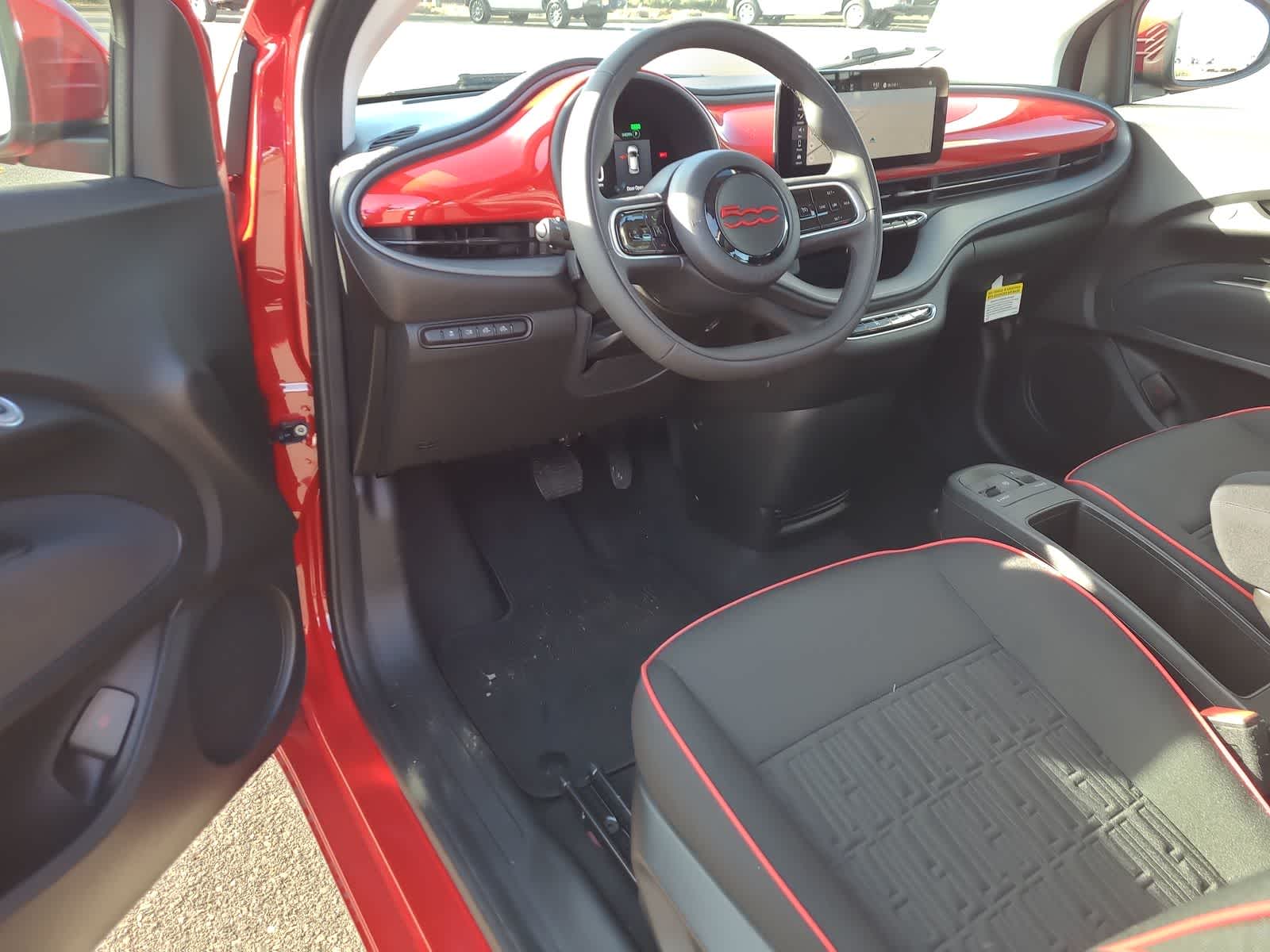 Thumbnail: 2024 Fiat 500e - 10