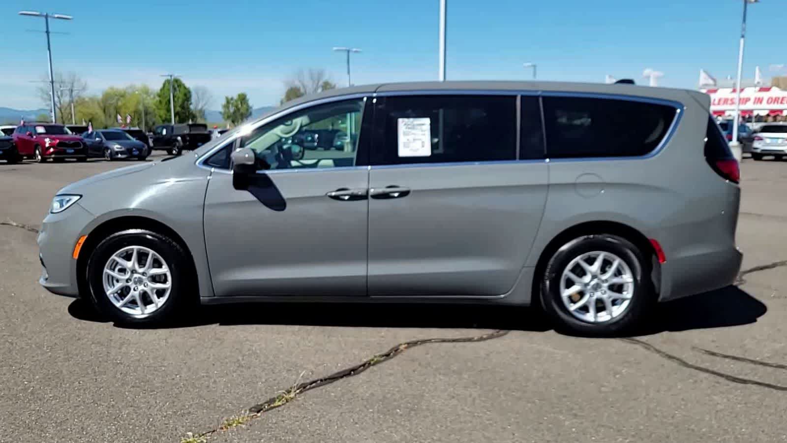 Thumbnail: 2023 Chrysler Pacifica - 5