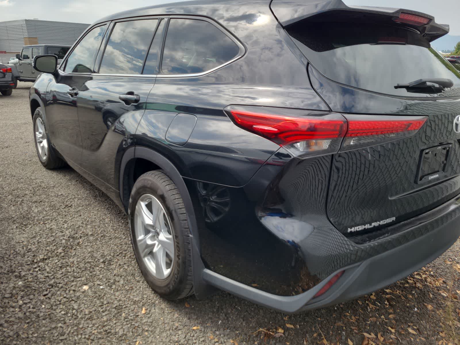 2022 Toyota Highlander LE photo 2