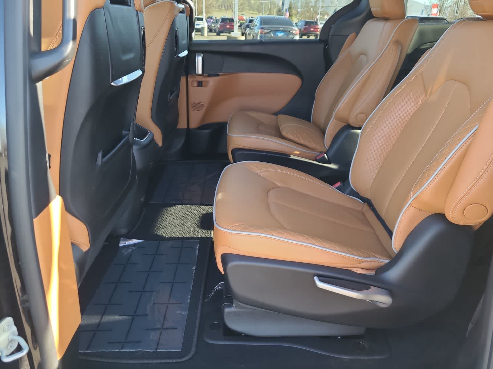 Thumbnail: 2023 Chrysler Pacifica - 21