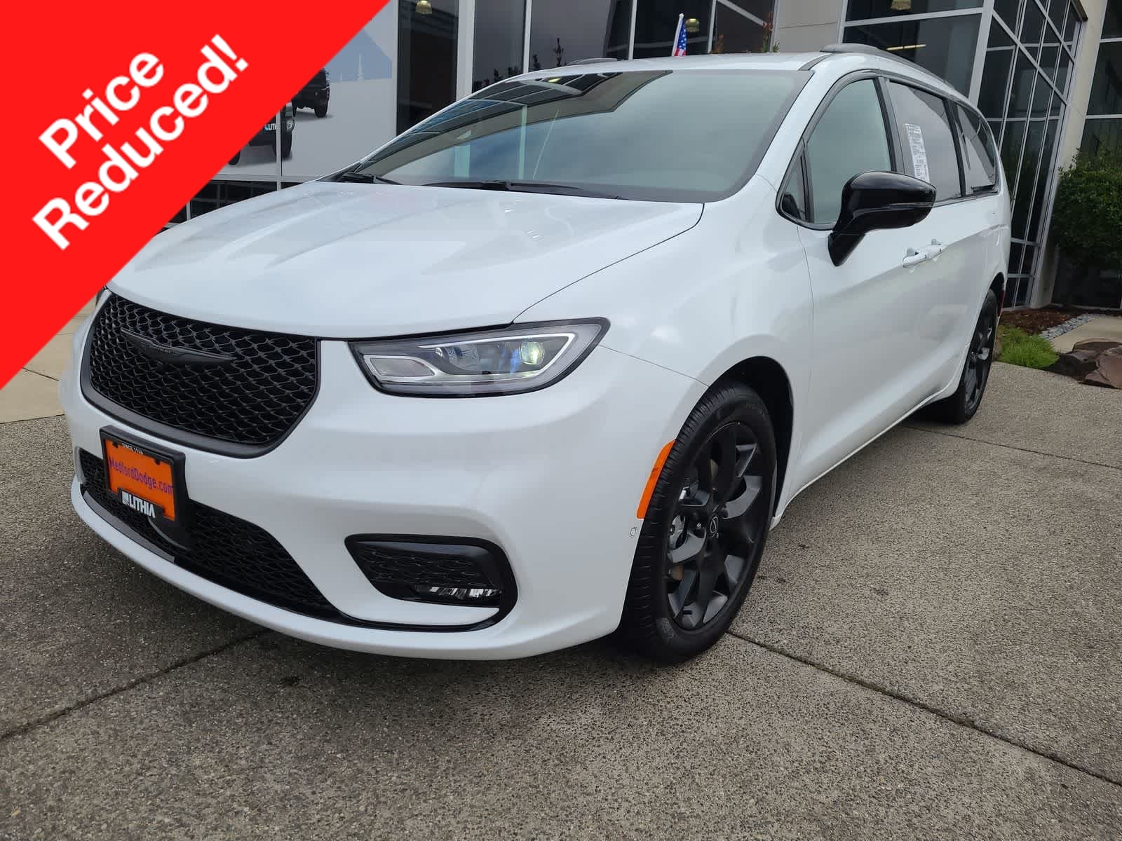 2026 Chrysler Pacifica Select's photo