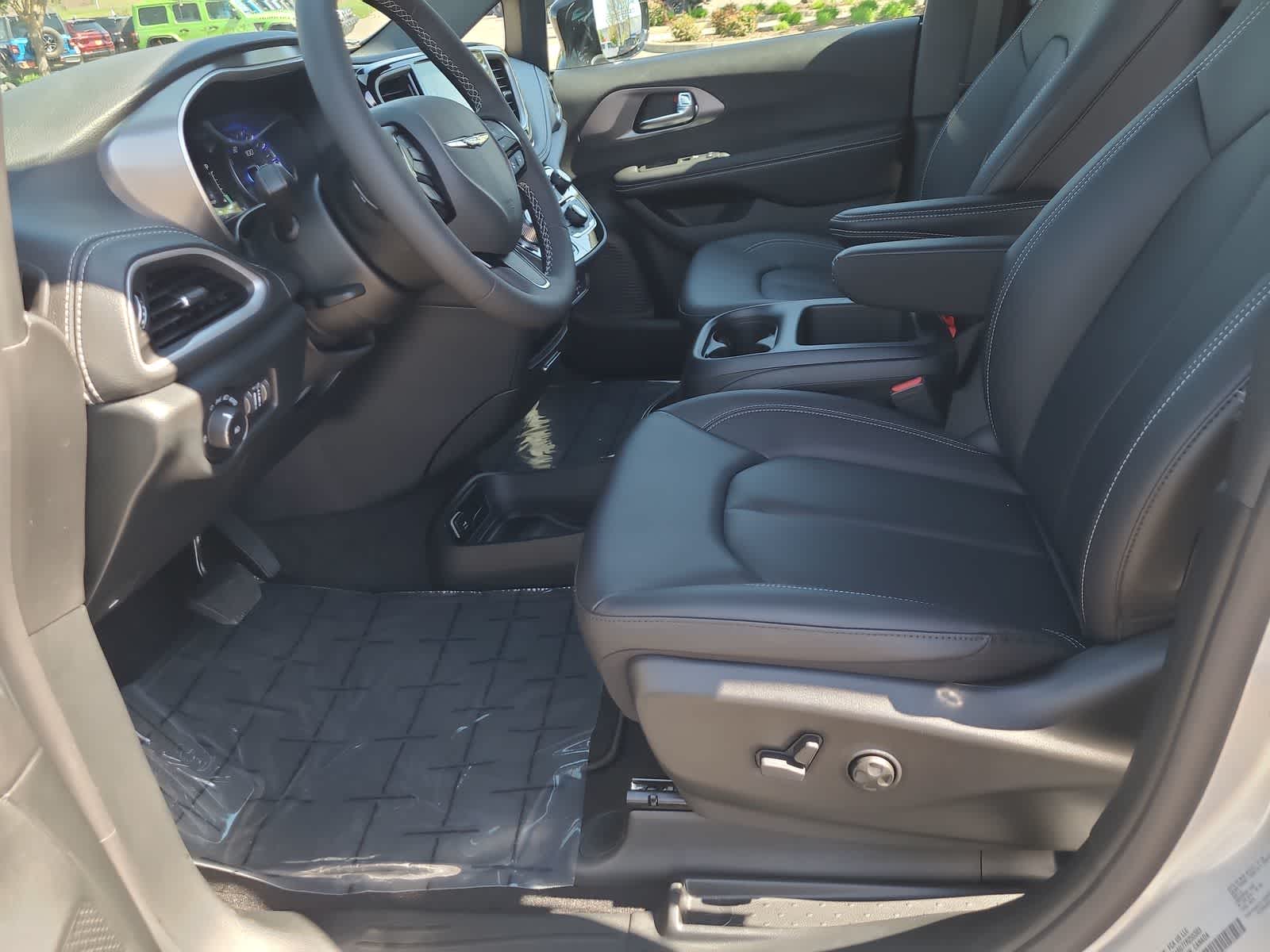 Thumbnail: 2026 Chrysler Pacifica - 19