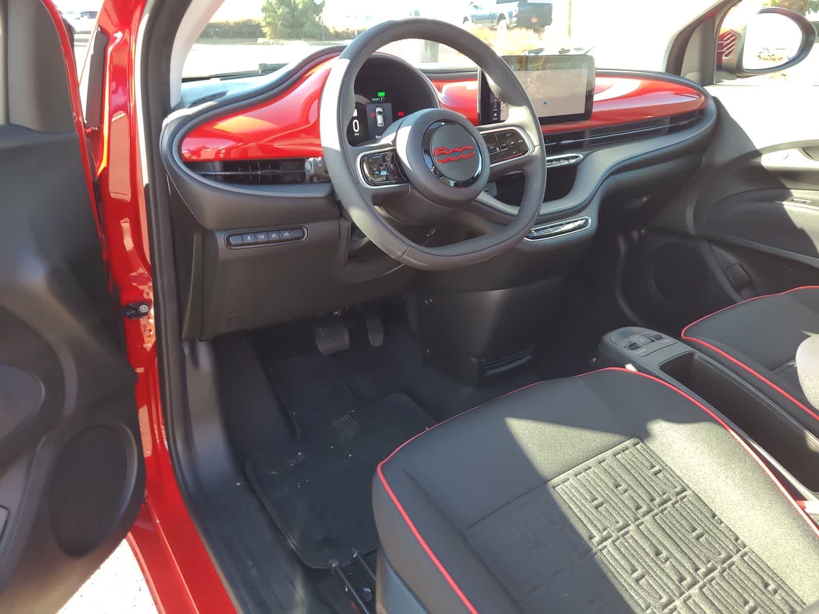 Thumbnail: 2024 Fiat 500e - 10
