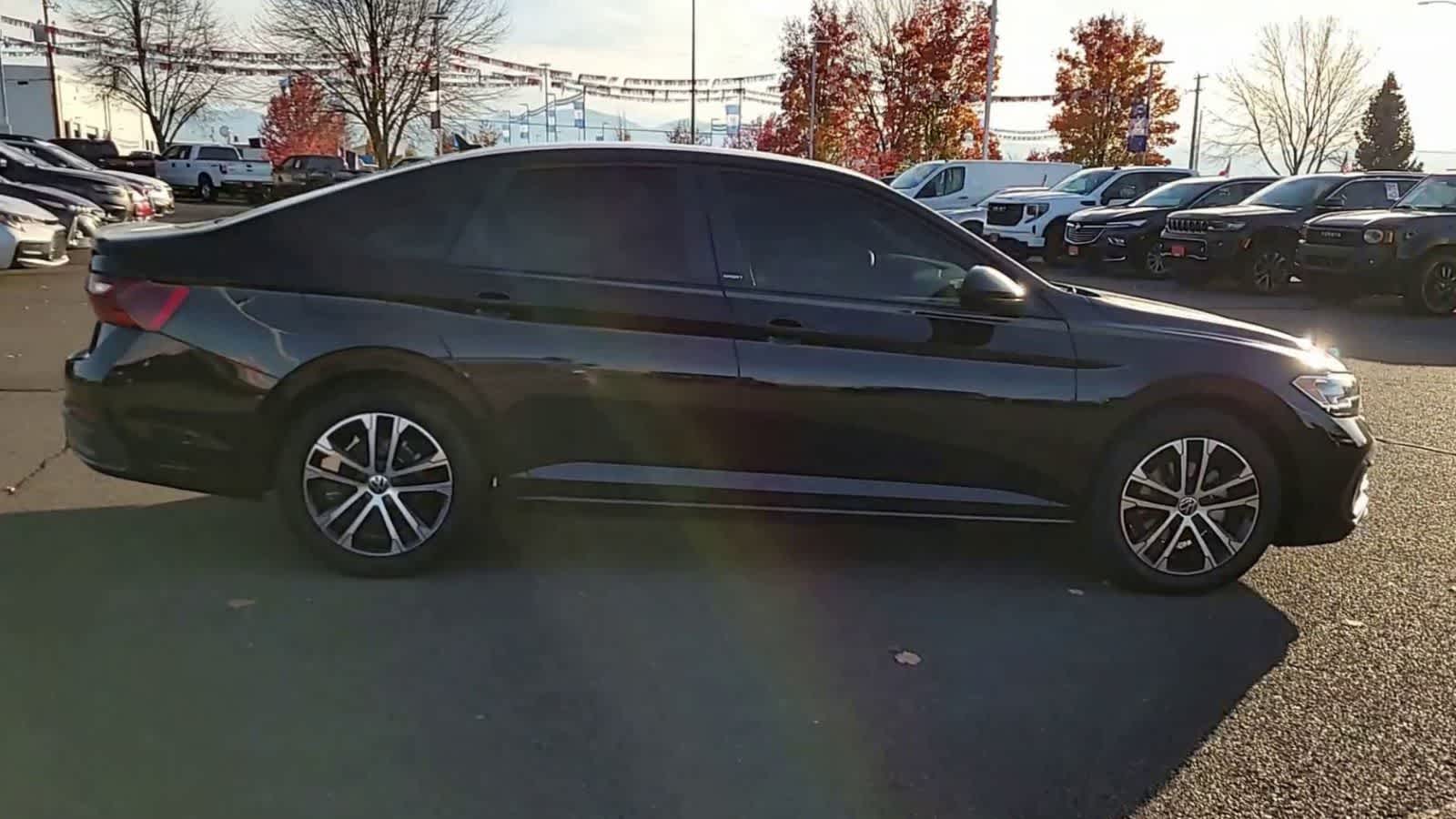 Thumbnail: 2023 Volkswagen Jetta - 9