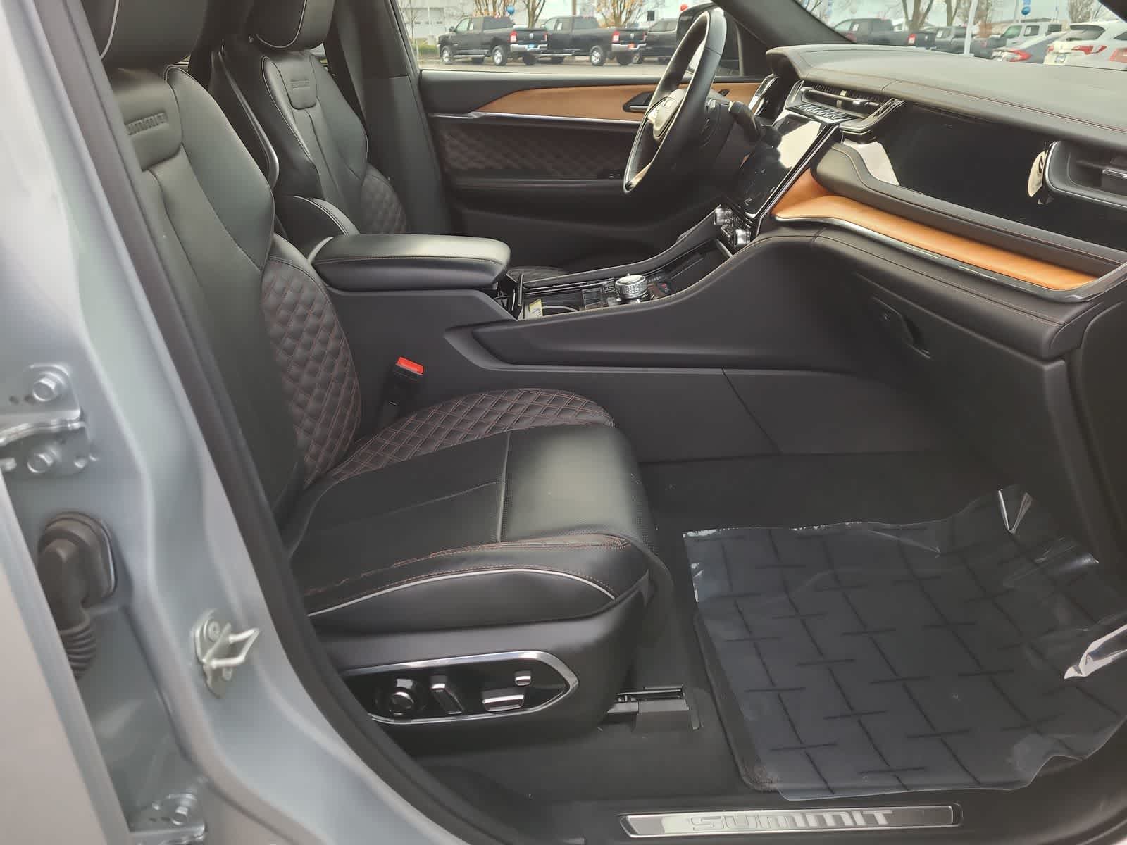 Thumbnail: 2023 Jeep Grand Cherokee - 22