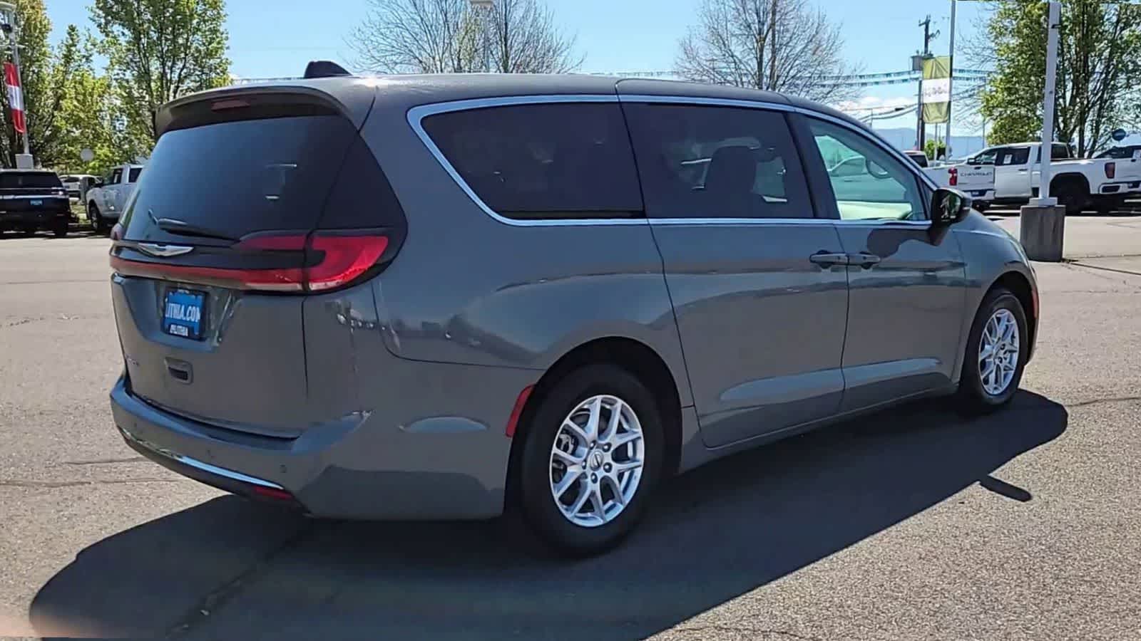 Thumbnail: 2023 Chrysler Pacifica - 8