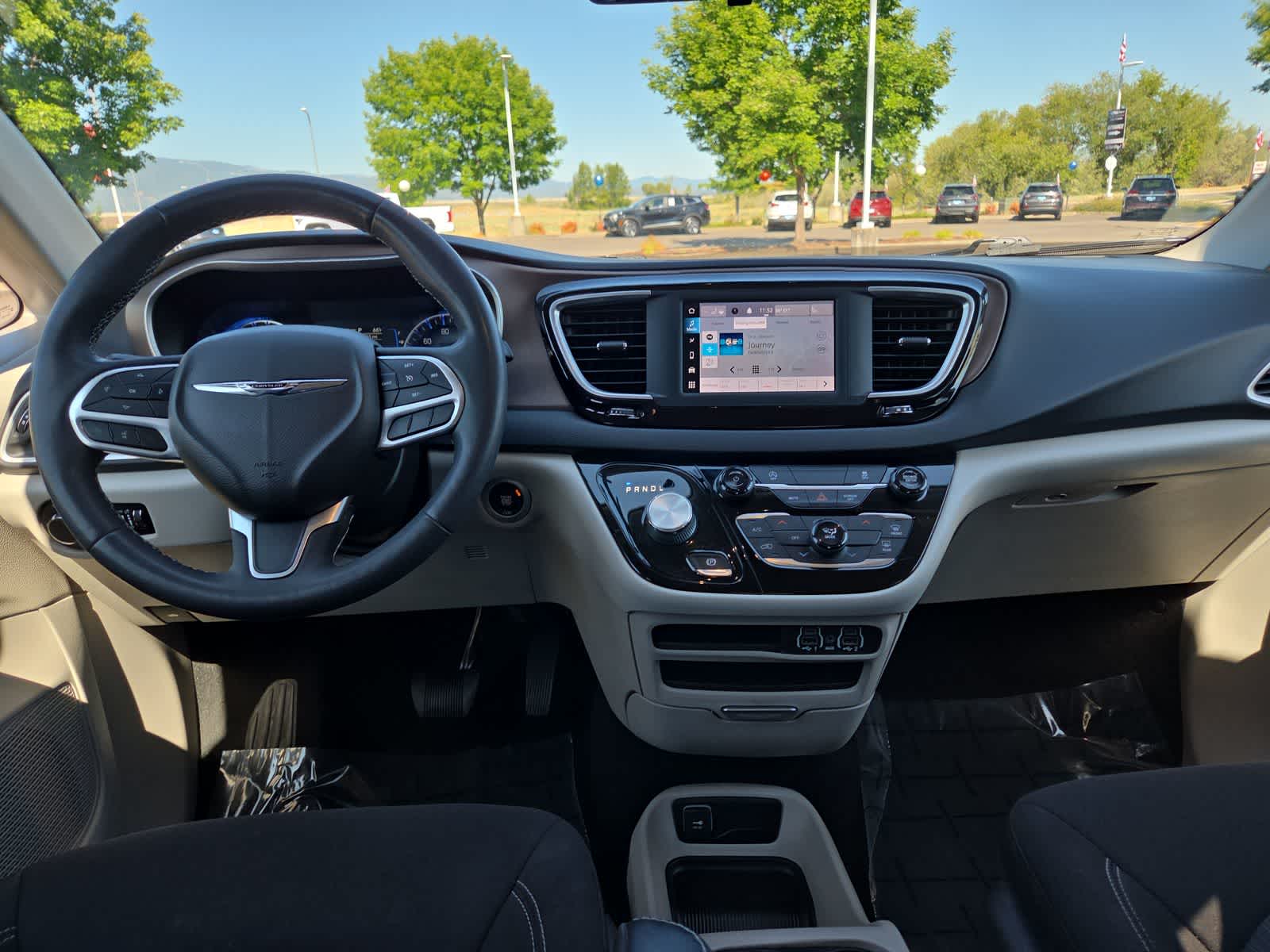 Thumbnail: 2022 Chrysler Voyager - 17