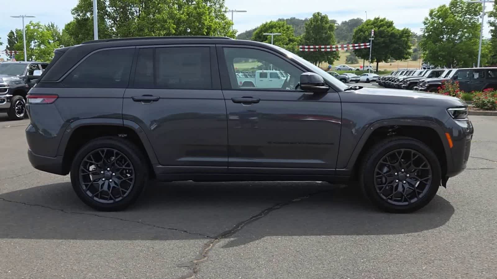 Thumbnail: 2026 Jeep Grand Cherokee - 9