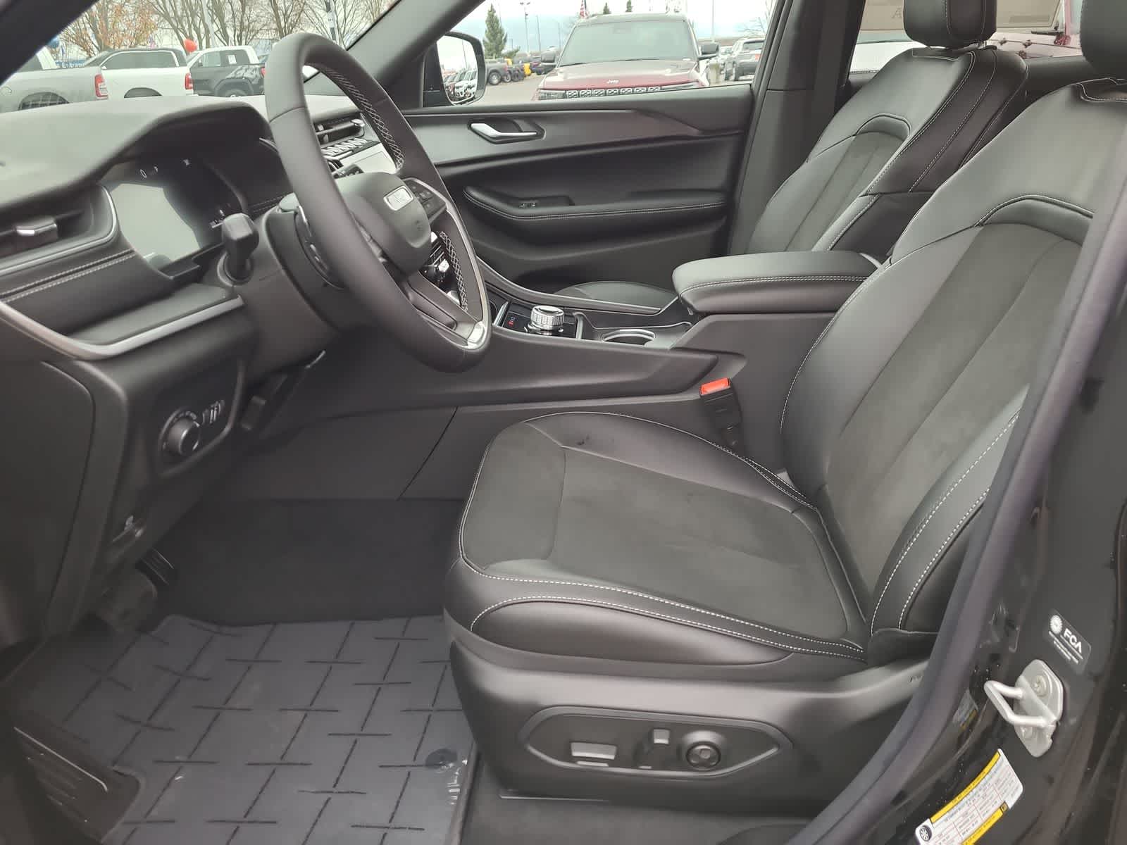 Thumbnail: 2025 Jeep Grand Cherokee - 19