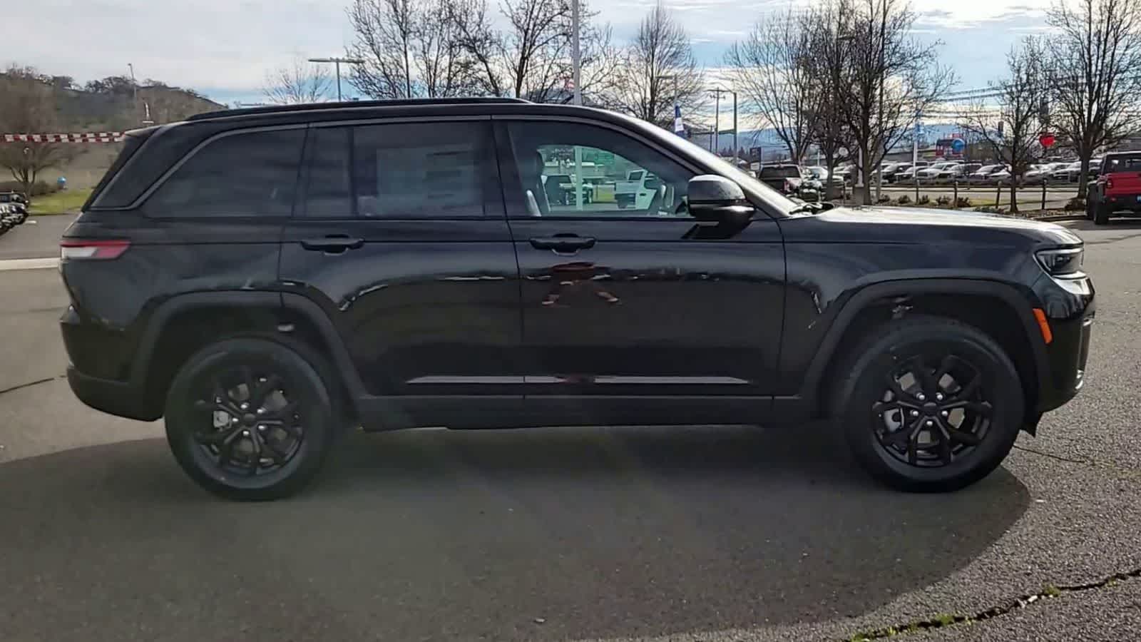 Thumbnail: 2026 Jeep Grand Cherokee - 9