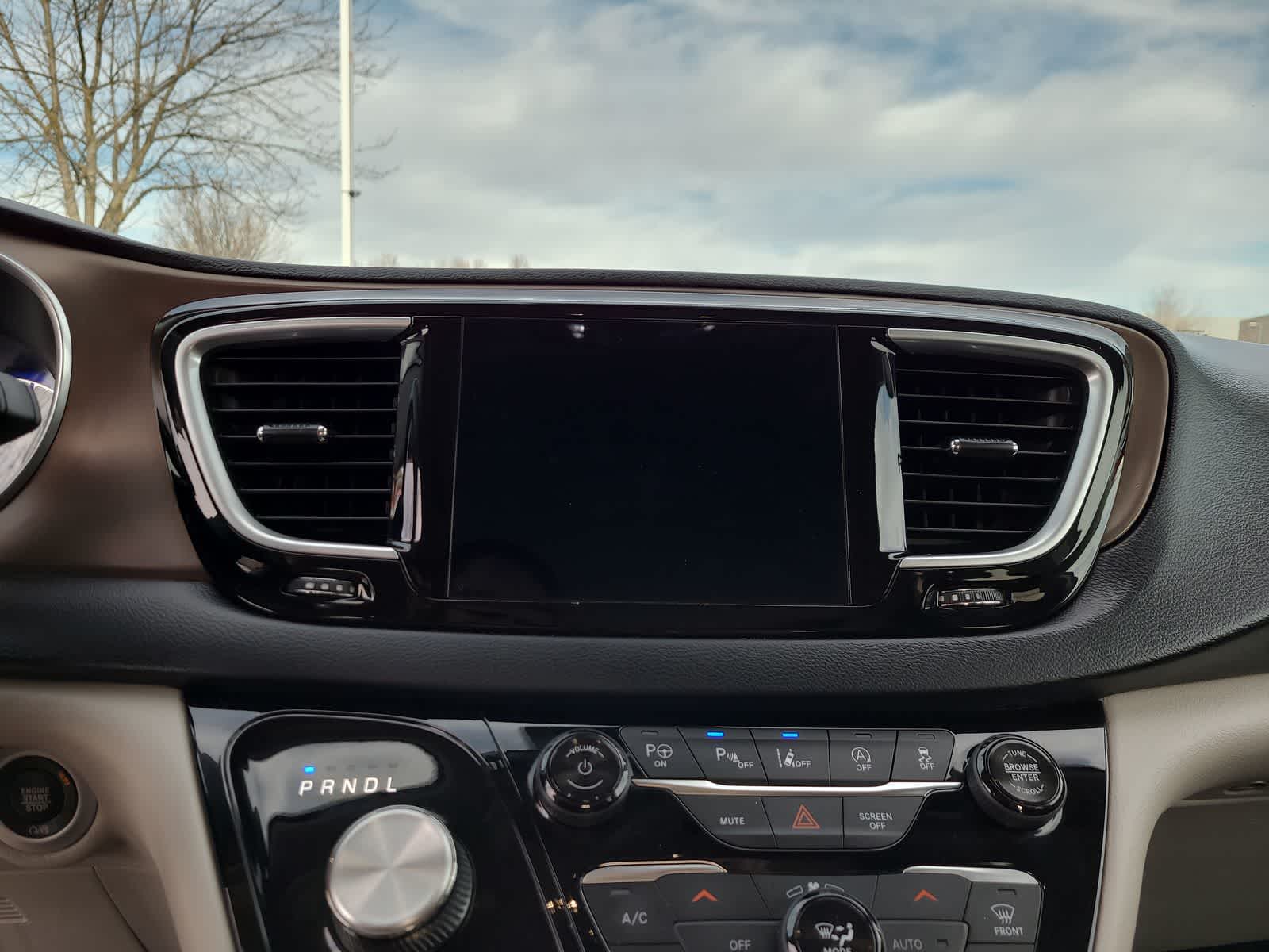 Thumbnail: 2018 Chrysler Pacifica - 24