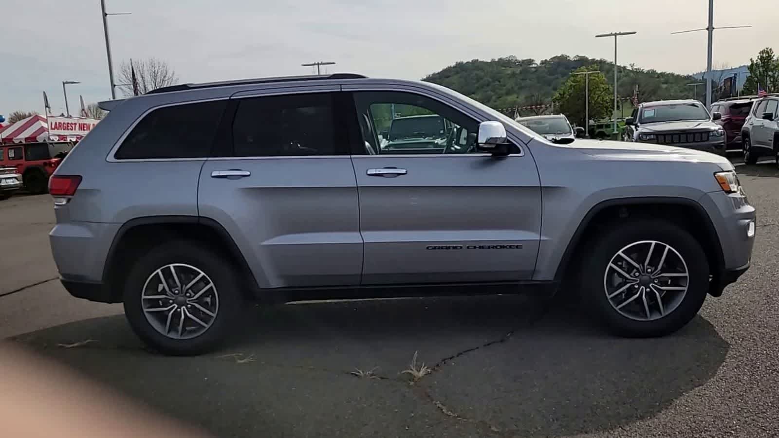 Thumbnail: 2020 Jeep Grand Cherokee - 9