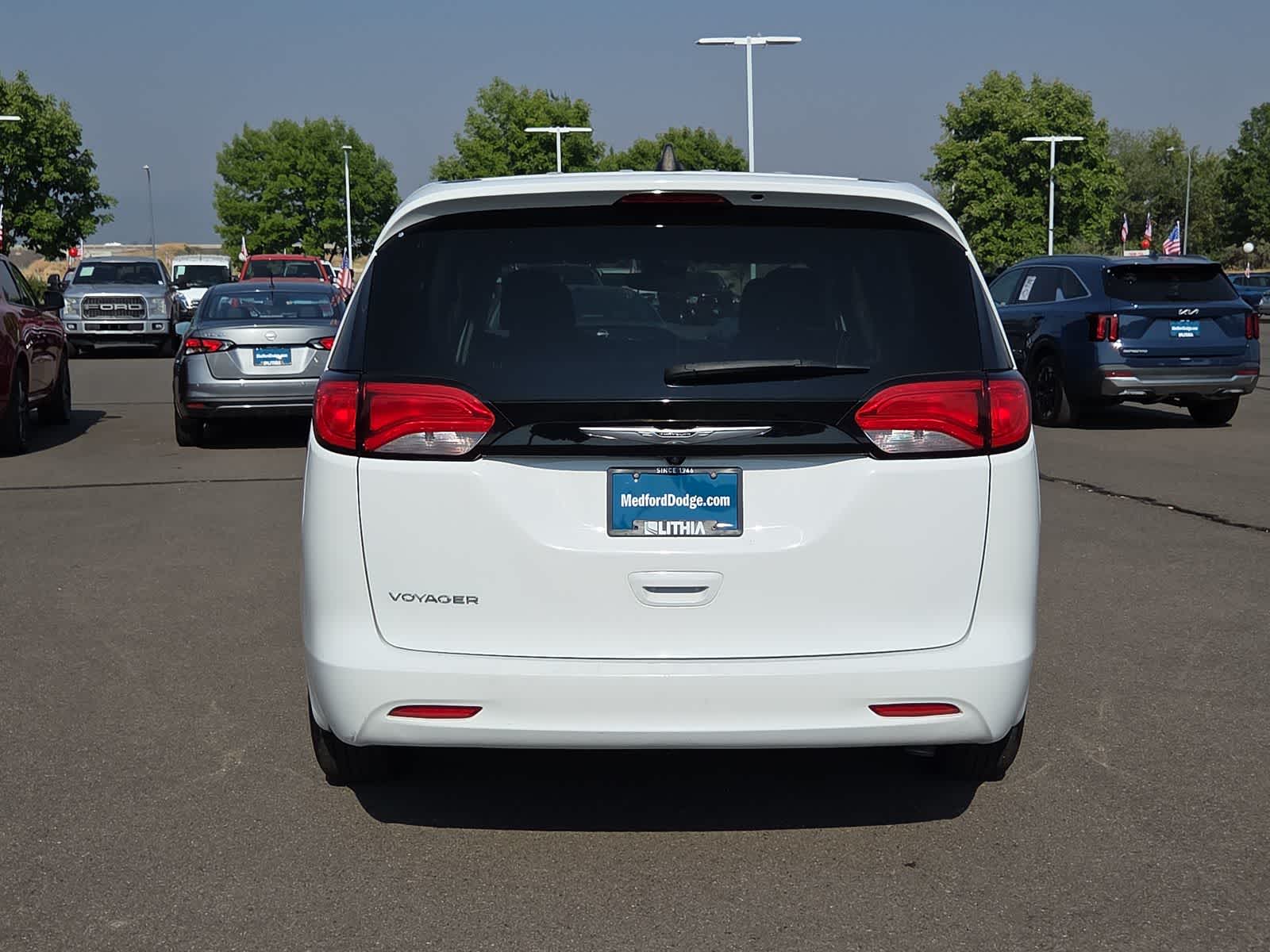 2023 Chrysler Voyager LX - Photo 11