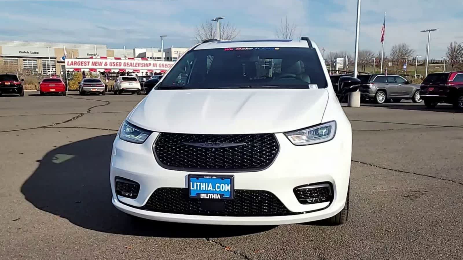 Thumbnail: 2026 Chrysler Pacifica - 3