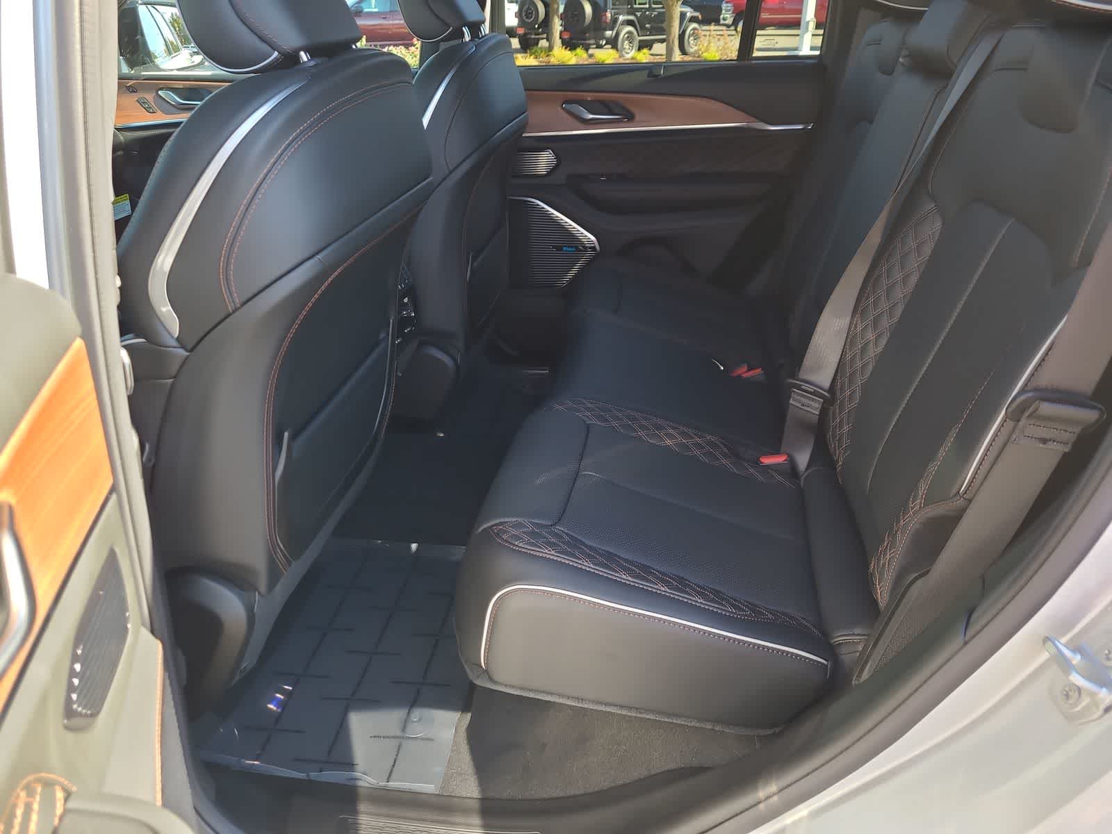 Thumbnail: 2025 Jeep Grand Cherokee - 21