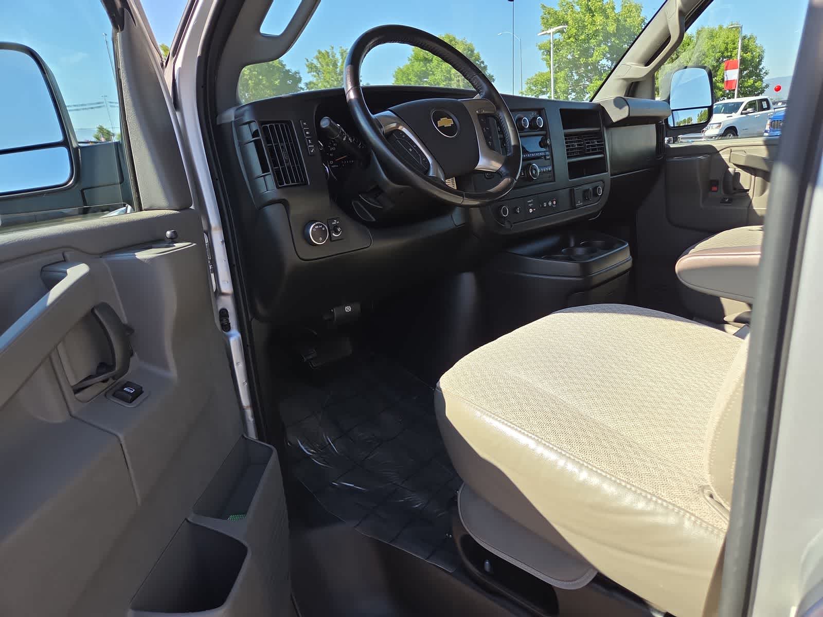 2017 Chevrolet Express Passenger LS - Photo 10