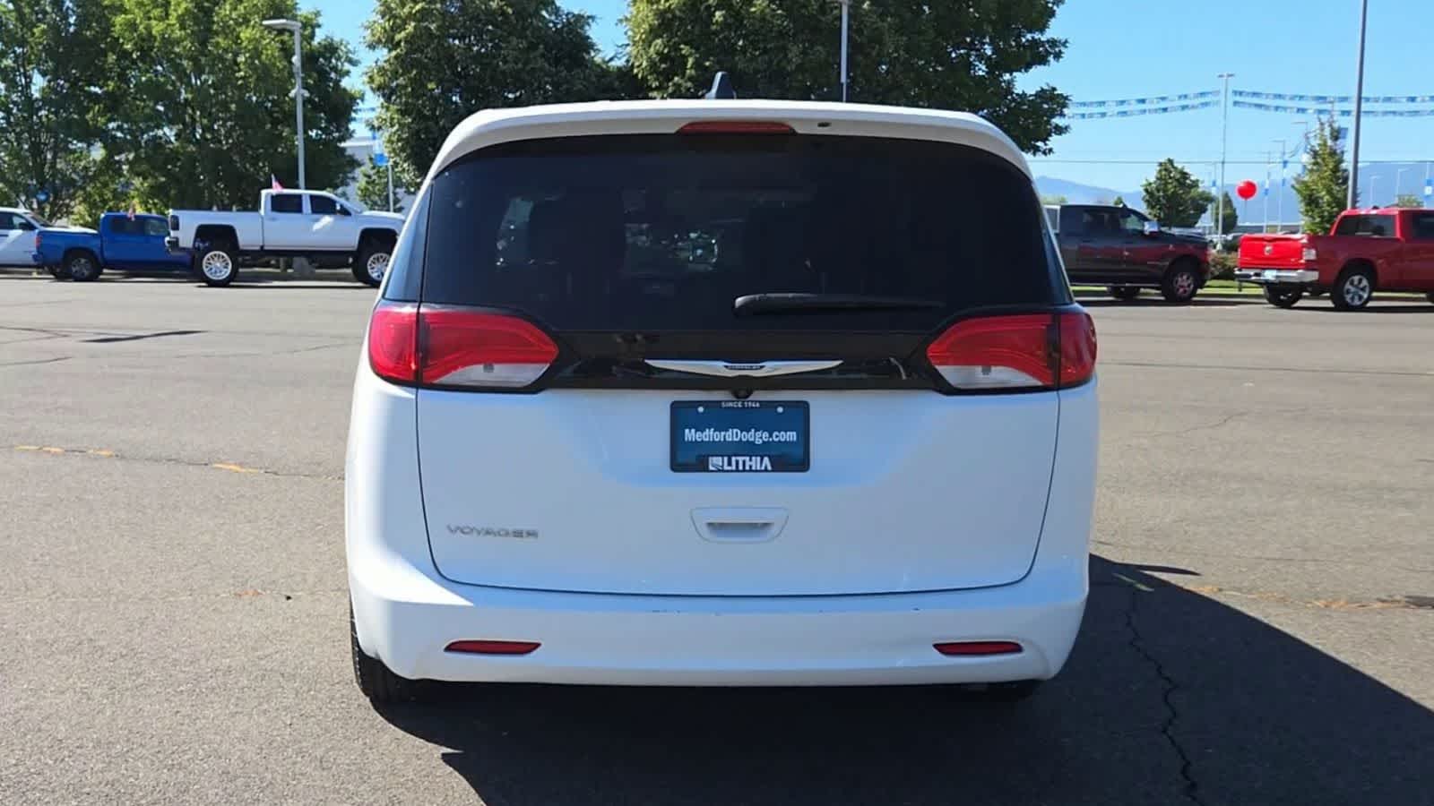 Thumbnail: 2022 Chrysler Voyager - 6