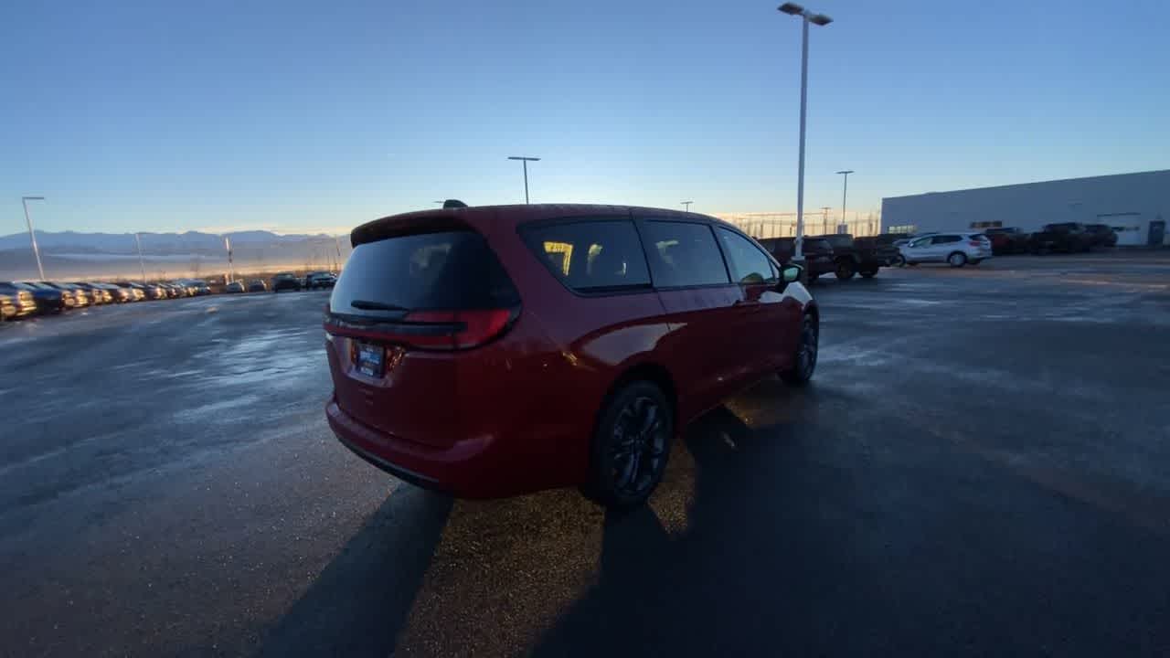 Thumbnail: 2026 Chrysler Pacifica - 13