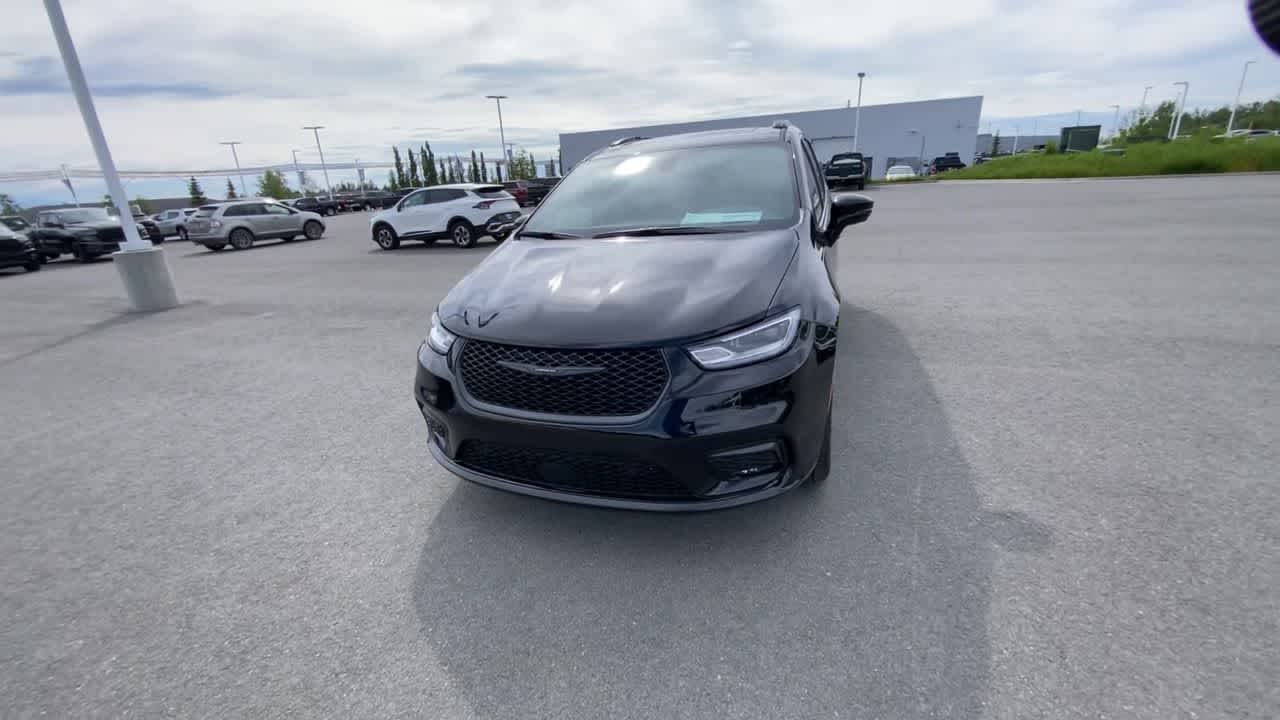 Thumbnail: 2025 Chrysler Pacifica - 8