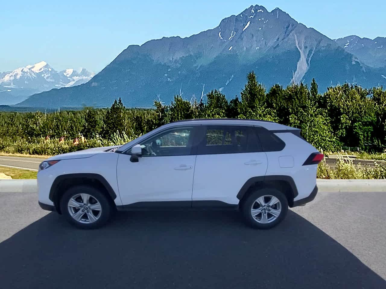 Used 2021 Toyota RAV4 XLE with VIN 2T3P1RFV0MW198096 for sale in Wasilla, AK