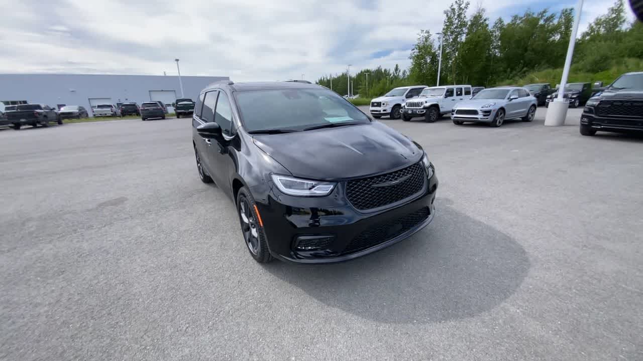 Thumbnail: 2025 Chrysler Pacifica - 7