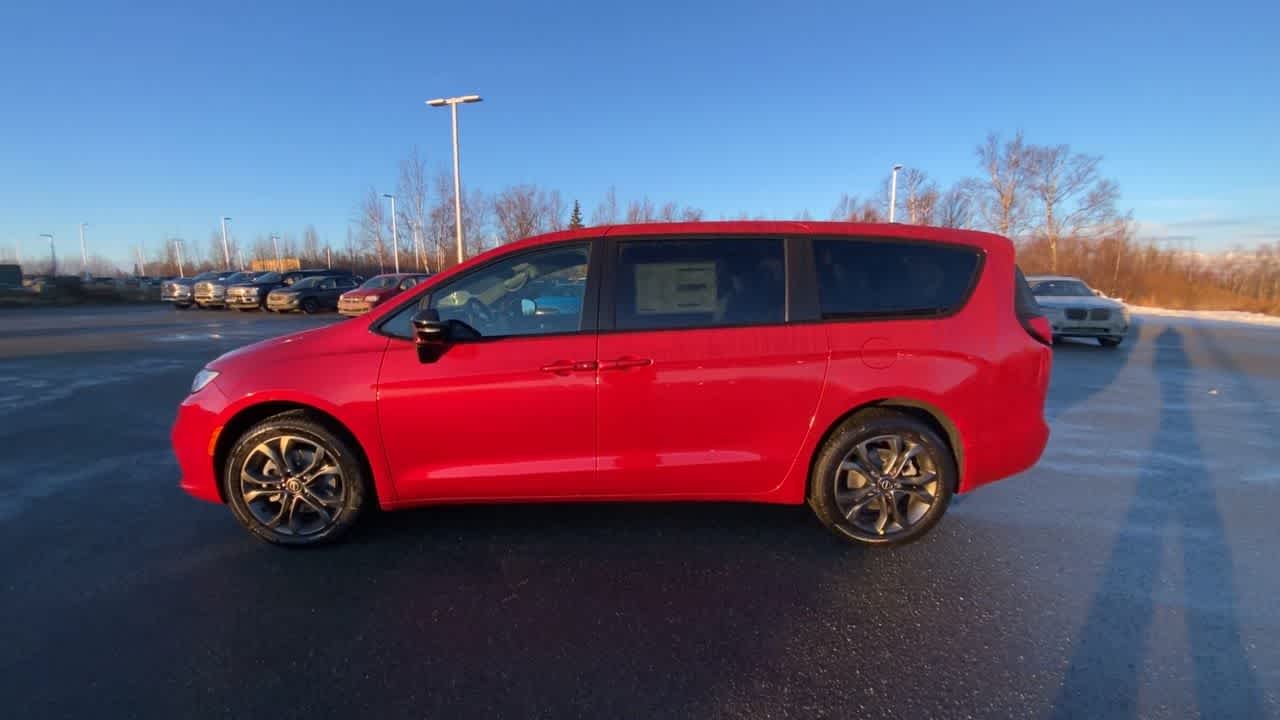 Thumbnail: 2026 Chrysler Pacifica - 7