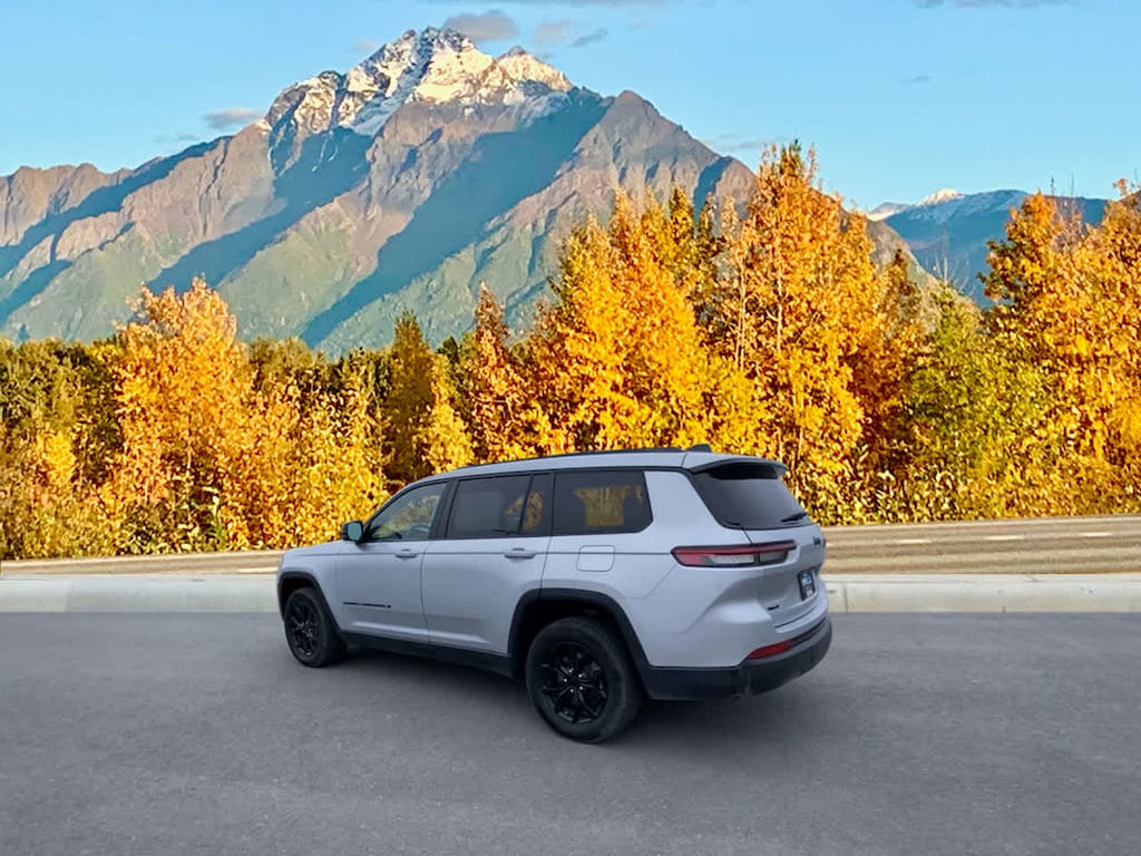 Used 2024 Jeep Grand Cherokee L Laredo SUV