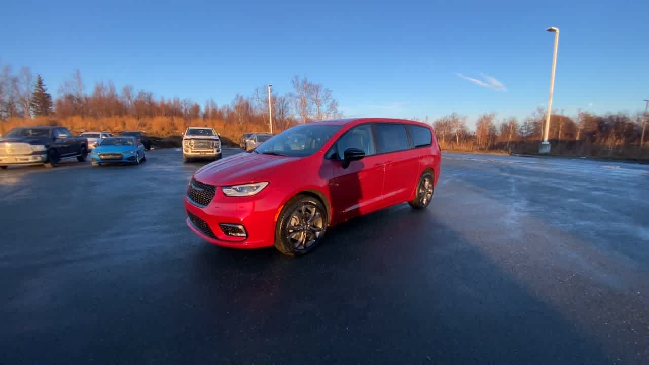 Thumbnail: 2026 Chrysler Pacifica - 14