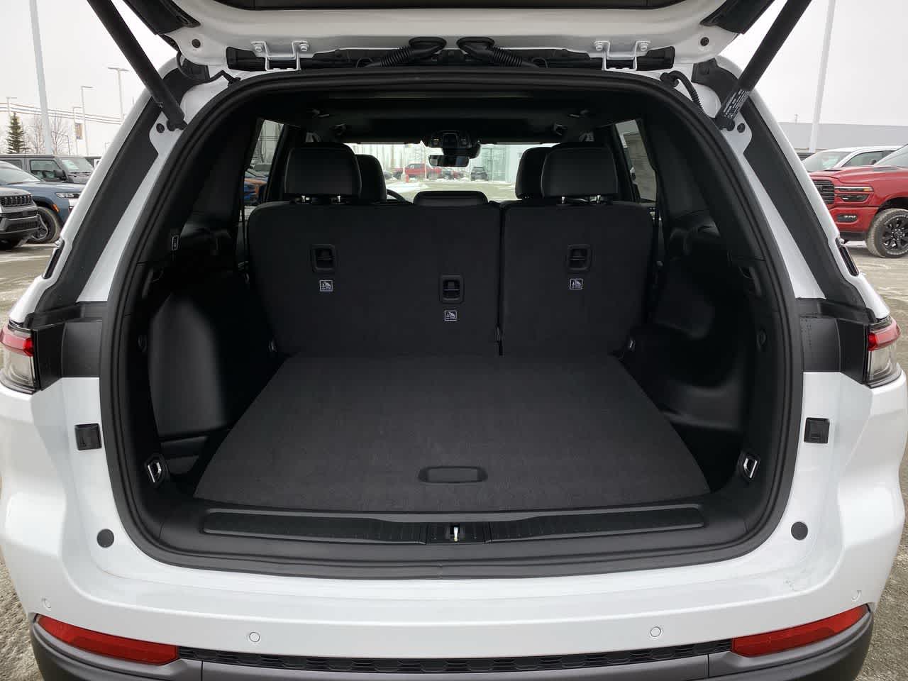 Thumbnail: 2026 Jeep Grand Cherokee - 32