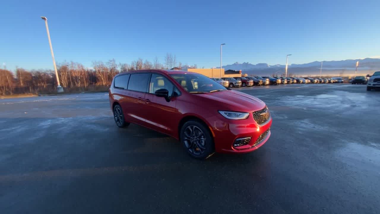 Thumbnail: 2026 Chrysler Pacifica - 10