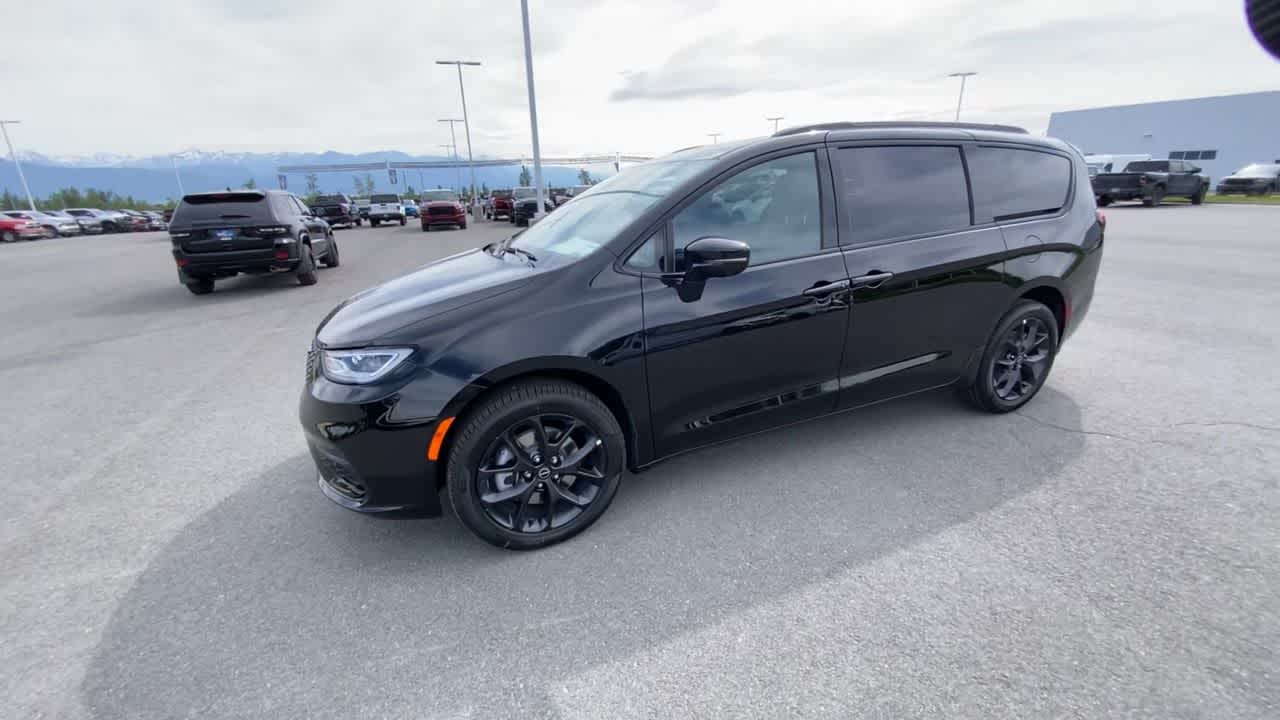 Thumbnail: 2025 Chrysler Pacifica - 9