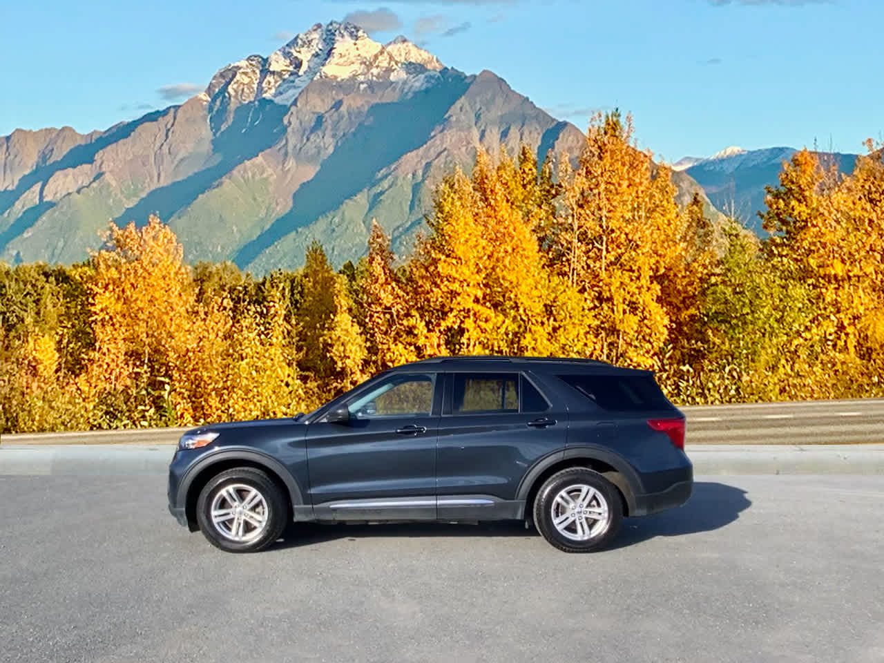 2023 Ford Explorer XLT photo 2