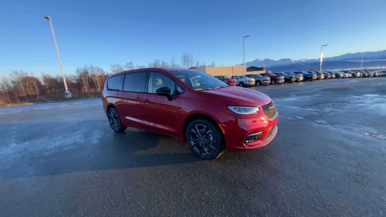 Thumbnail: 2026 Chrysler Pacifica - 10