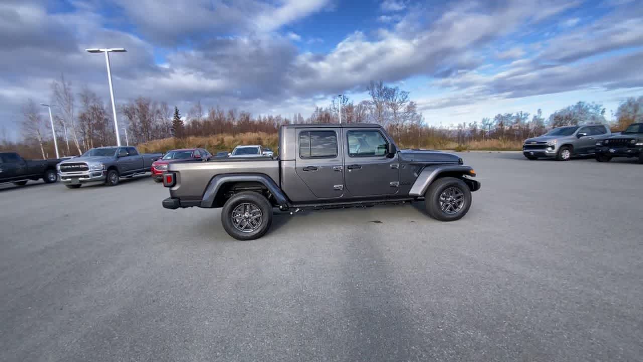 Thumbnail: 2025 Jeep Gladiator - 15