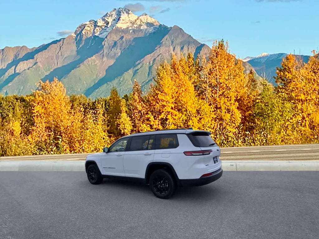 Used 2024 Jeep Grand Cherokee L Laredo SUV