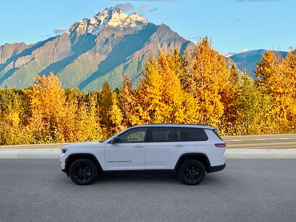 Used 2024 Jeep Grand Cherokee L Laredo SUV