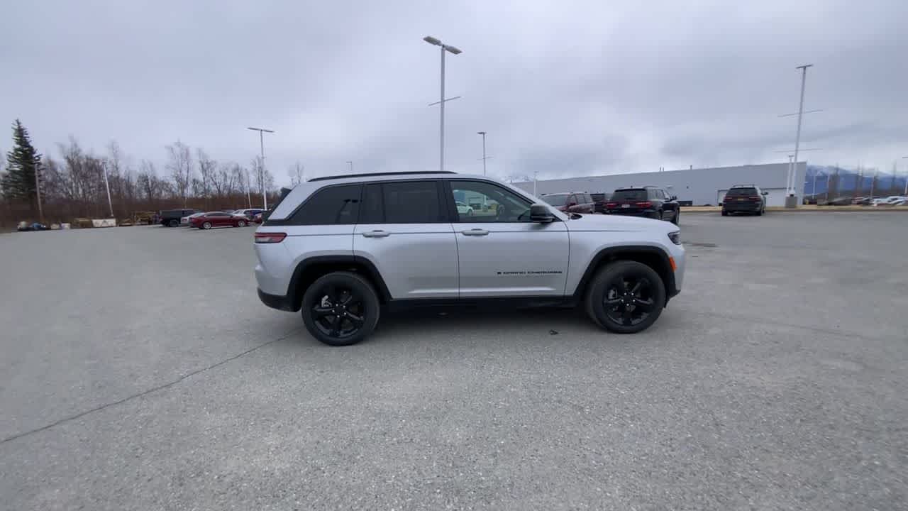 Thumbnail: 2026 Jeep Grand Cherokee - 15
