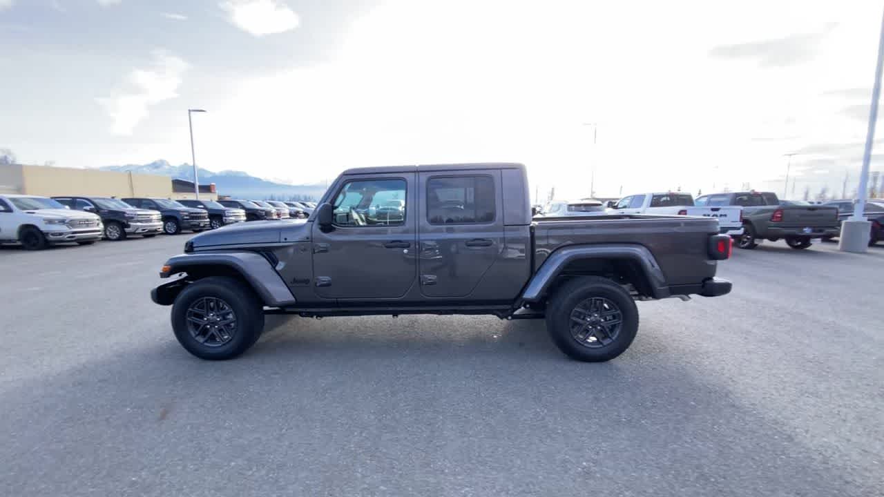 Thumbnail: 2025 Jeep Gladiator - 8