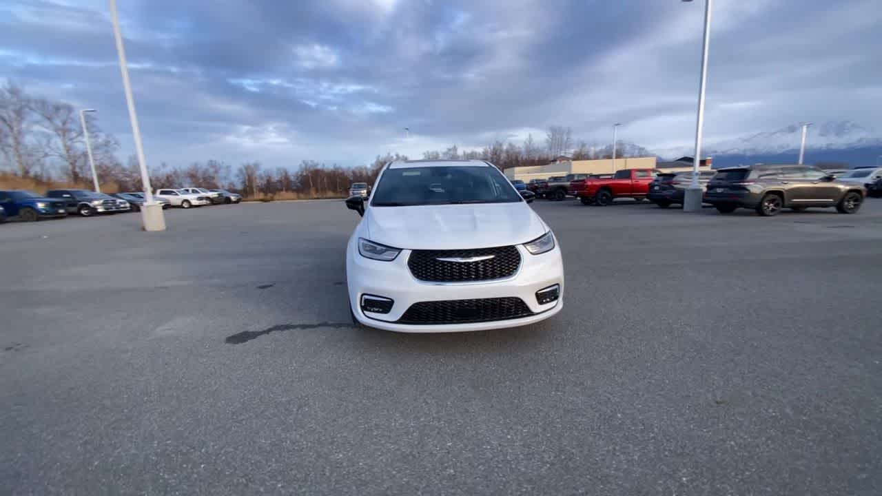 Thumbnail: 2026 Chrysler Pacifica - 8