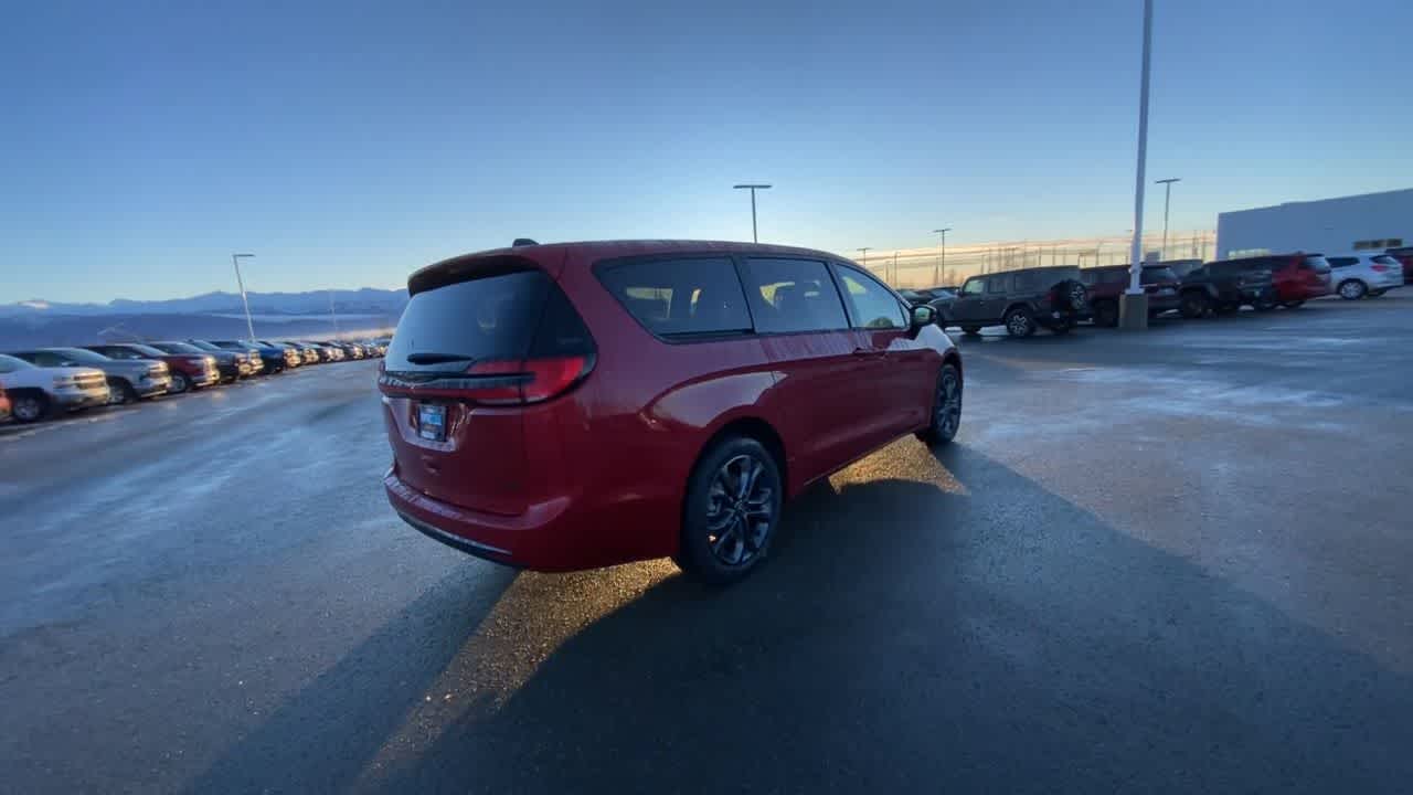 Thumbnail: 2026 Chrysler Pacifica - 13